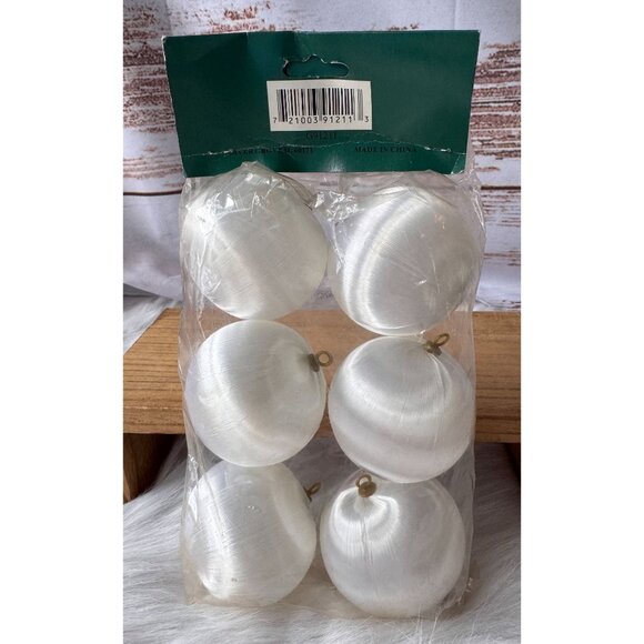 NOS Vintage Set of 6 White Silk, Satin Spun Christmas Tree Ornaments - Picture 4 of 7
